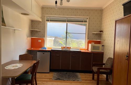 Bulli Apartment | 1 Bedroom Flat with Private Kitchen & Ensuite