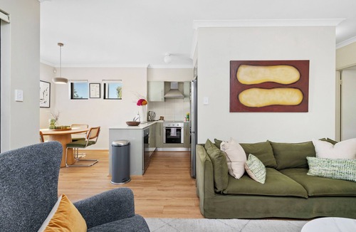 Beckenham Apartment | 1 BRD Near Everything in Beckenham