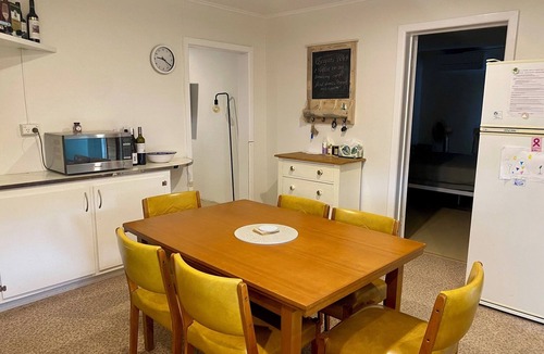 Lake Wangary House | 10 Palms - Waterfront shack at peaceful Dutton Bay West, 5 mins to Farm Beach!