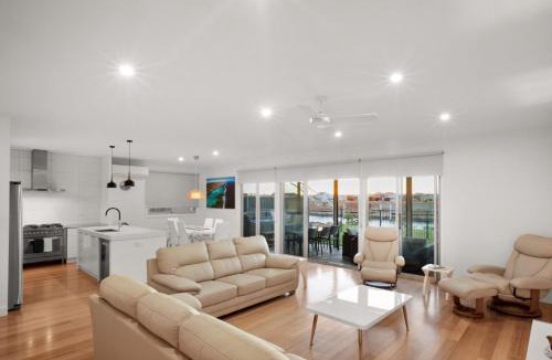 Exmouth House | 108 Madaffari Drive