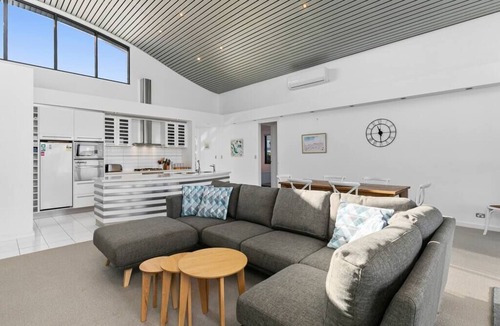 Connewarre House | 13th Beach Golf Course Getaway With Golf Buggy