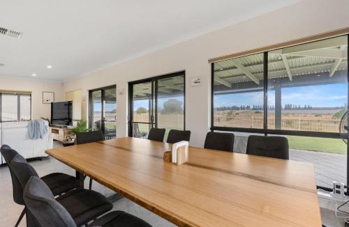 Nangkita House | 14 Excelsior Pde - BYO Linen - Pets Negotiable - Waterviews