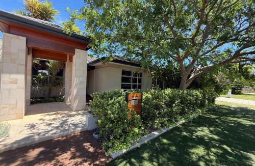 Lakelands House | 15 Luxury Exec Living Outdoor Oasis 4BR & Parking
