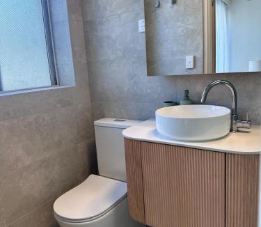 Richmond Apartment | 1bd apt next to metro, close to MCG - private parking