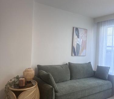 Richmond Apartment | 1bd apt next to metro, close to MCG - private parking