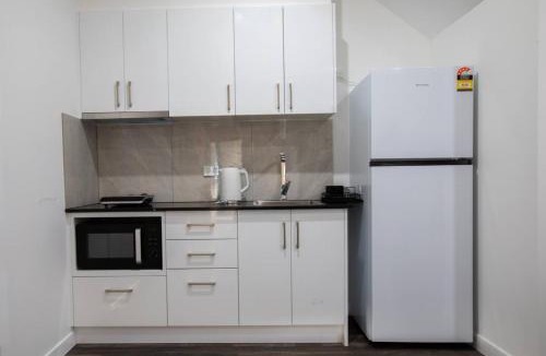 Oxley House | 1BR Unit Private Bathroom Kitchen and living area