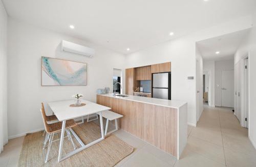 Miami Apartment | 2 Bed, 2 Bath Ocean View Apt! Parking, 250m to Beach