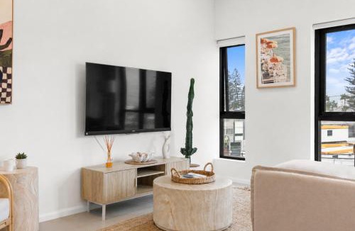 Miami Apartment | 2 Bed, 2 Bath Ocean View Apt! Parking, 250m to Beach