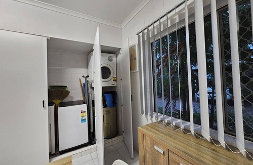 Bungalow Apartment | 2 Bed/2 Bathroom Modern Apartment with Wifi close to Amenities