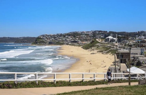 Bar Beach Apartment | 2 Bed Bar Beach apartment, stroll to beach & cafes