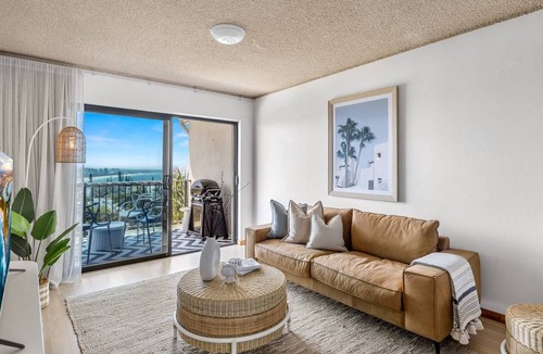Alexandra Headland Apartment | 2-Bed near Beach with BBQ & Stunning Ocean Views
