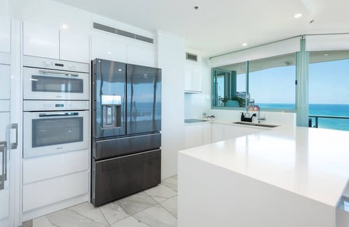 Main Beach Apartment | 2 Bedroom (1 King & 1 Bunk Bed) Ocean View apartment