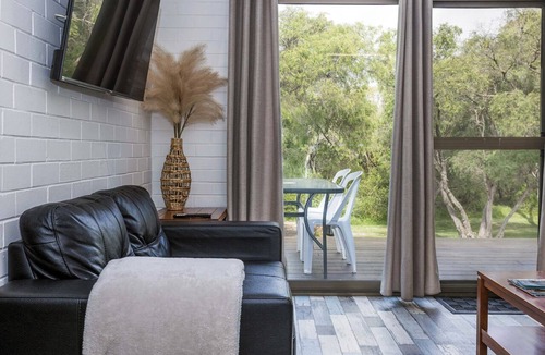 Emu Point Ski Chalet | 2 Bedroom Double Sofa Chalet Emu Beach