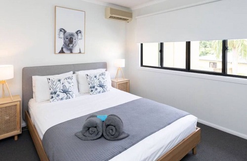 Cannonvale Apartment | 2 Bedroom split level town house with garden