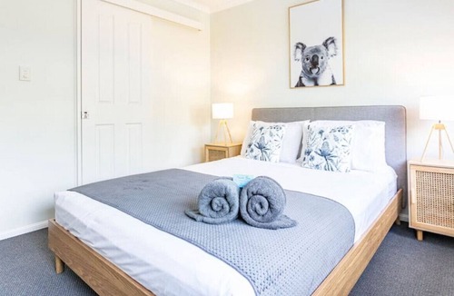 Cannonvale Apartment | 2 Bedroom split level town house with garden