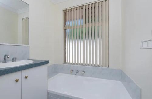 Carlisle House | 2 homely rooms with private bathroom