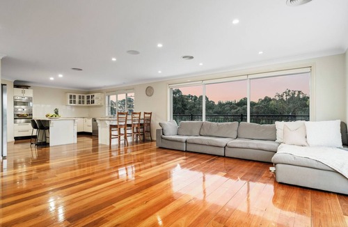Robin Hill House | 2 Private Homes | Sleeps 26 | Pool, Spa | Mt Panorama | Farm Animals