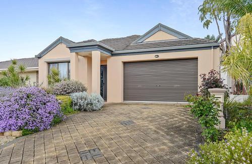Encounter Bay House | 22 Lakeside Cct - Spacious Lakefront Home