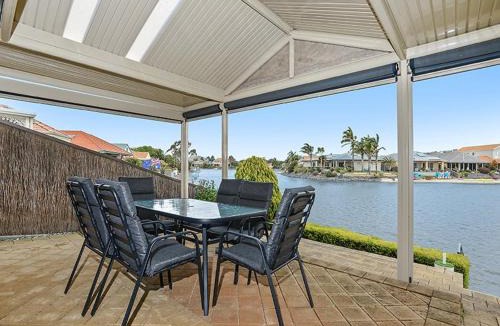 Encounter Bay House | 22 Lakeside Cct - Spacious Lakefront Home