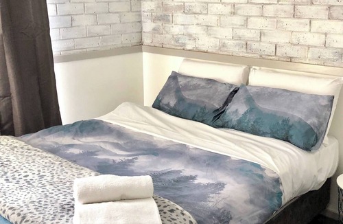 Hotham Heights Apartment | 24 Hotham 3 Bedroom Renovated Apartment