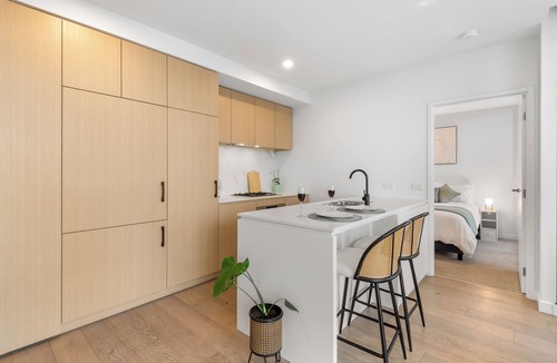 Heidelberg Heights Apartment | 2B2B | 5m from Austin Hospital | fast WiFi | parking | 9th floor balcony