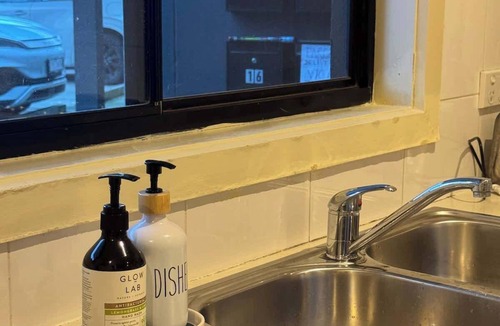 Springvale South Apartment | 2B2B Parkside Retreat w Bathtub, Work and Relax