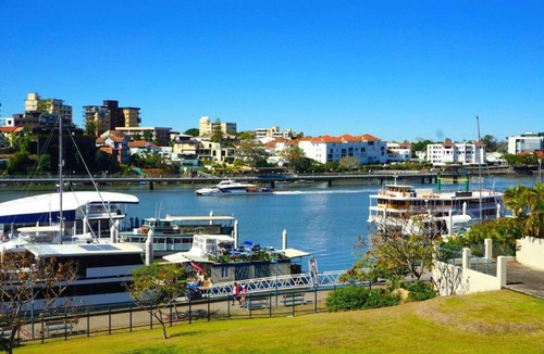Kangaroo Point Apartment | 2BR BEAUTIFUL River Retreat ★Pool★Wine★Gym★Netflix