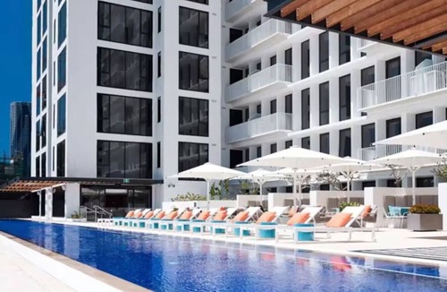 Spring Hill Apartment | 2BR Brisbane Stay w/Huge Balcony & Pool M25