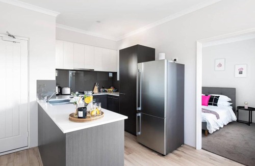 Attadale Apartment | 2BR Canning River Home Walk To River, Sleeps 4
