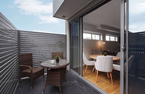 Moonee Ponds Apartment | 2BR FREE Parking | 2min Walk to Puckle St!