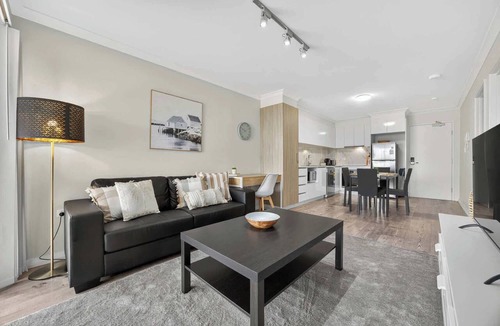 Rockingham Apartment | 2BR Rockingham Apartment with Balcony & Parking