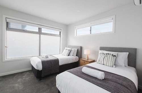 Moonee Ponds Apartment | 2BR Split Level with FREE Parking Near Puckle St