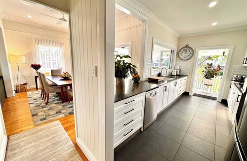 Hendra House | 3 Bdrm Queenslander Outdoor Dining Pool & Parking