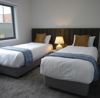 Shepparton House | 3-Bedroom Home Flexible Beds North Shepparton