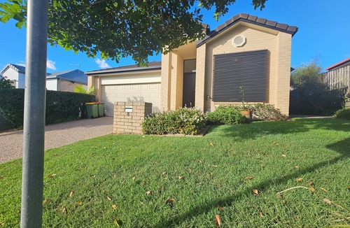 Robina House | 3 BR Home 10 mins from beach Short Walk to dining, outdoor pet friendly