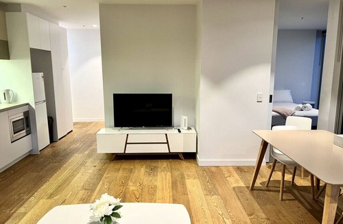 Melbourne Central Business District Apartment | 3 BR Skyview Serenity by Readyset Apartments