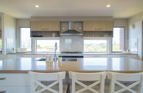 Sunrise Beach House | 31 Orealla: Heated Spa, Pet Friendly, 5 Beds, AC
