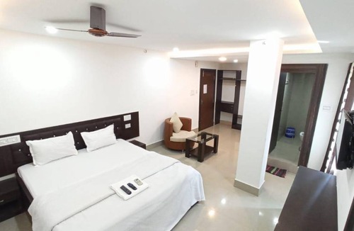 Rampur Hat Hotel | 350 m² Hotel ∙ 4 guests