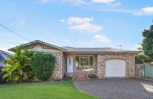 San Remo House | 3B Beach walk | Private backyard + parking