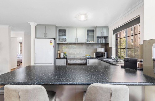 East Perth Apartment | 3bdr Sauna Pool Gym Parking