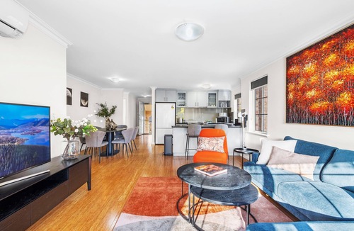 East Perth Apartment | 3bdr Sauna Pool Gym Parking