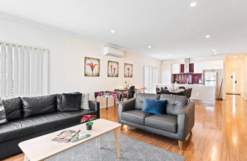 Athelstone House | 3BR 2 BTH No Stairs Aircon Big Athelstone Home