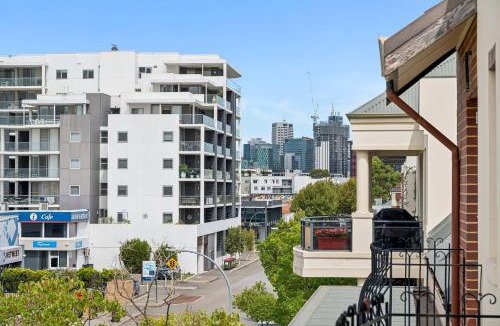 East Perth House | 3BR & 3 Storey with 2 car parks - CBD walking
