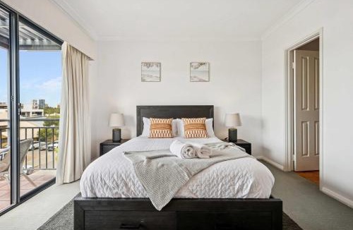 East Perth House | 3BR & 3 Storey with 2 car parks - CBD walking