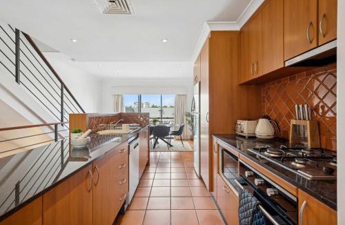 East Perth House | 3BR & 3 Storey with 2 car parks - CBD walking