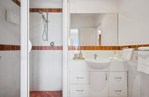 East Perth House | 3BR & 3 Storey with 2 car parks - CBD walking