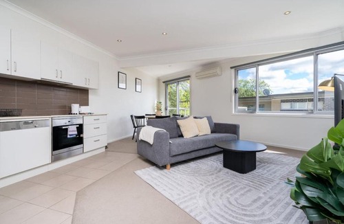 Braddon Apartment | 3BR Modern Apt Prime Location 7 Mins to CBD - Hosted by Canstay