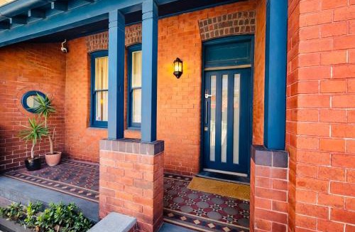 Newcastle West House | 3BR Newcastle Interchange Residence - CBD & Honeysuckle
