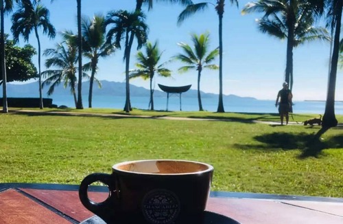 North Ward Apartment | 3BR Oceanfront Penthouse on The Strand, Townsville