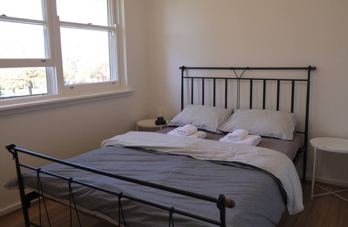 Narrabundah House | 3BRS-New, Stylish Getaway/Netflix/PetsFriendly